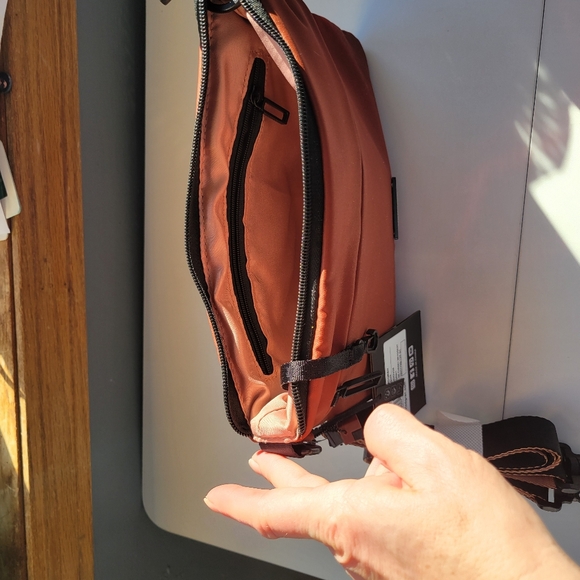 NEW HEDGREN orbit flat crossbody in cherry mahogany - Picture 12 of 12